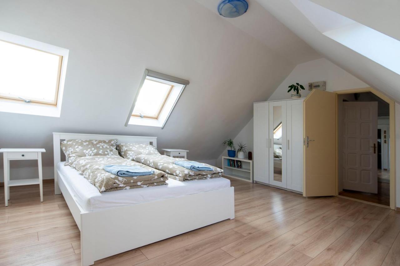 Darvin Apartman Eger Appartamento Esterno foto