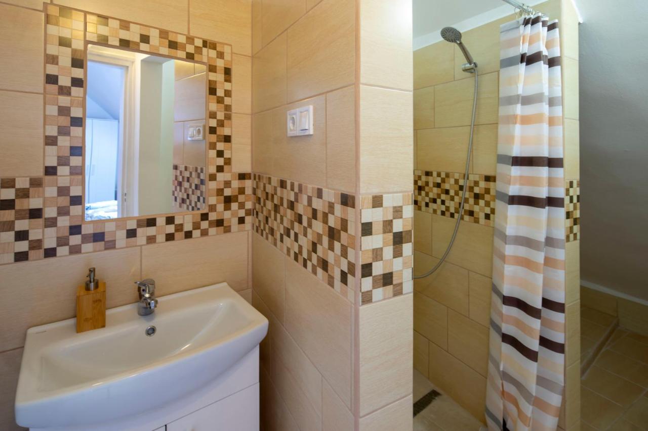 Darvin Apartman Eger Appartamento Esterno foto