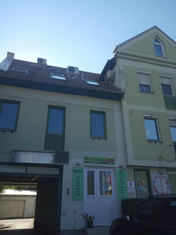 Darvin Apartman Eger Appartamento Esterno foto
